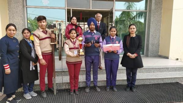 नैशनल इन्नोवेशन साईस कन्कलेव में सी. एम. पब्लिक स्कूल ने लिया प्रथम स्थान