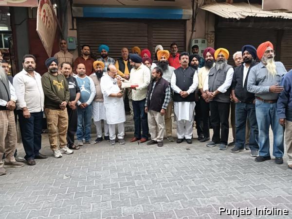 Laddoos Distributed in Doraha Under the Leadership of President Sudarshan Sharma Pappu to Celebrate AAP’s Victory