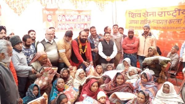शिव सेना राष्ट्रीय द्वारा जरूरतमंद लोगों को बांटे गए कंबल