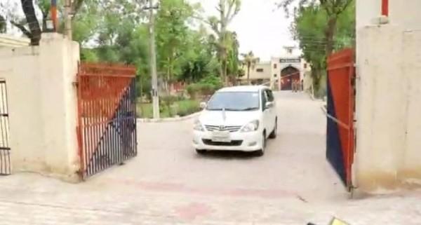जिला जेल से दो कैदियों के भागने के मामले में चार मुलाजिम सस्पेंड