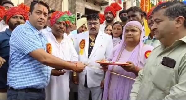आम आदमी पार्टी के दीपक सूद व दिनेश मेहता ने शुरू करवाई भगवान वाल्मीकि जी की शोभायात्रा