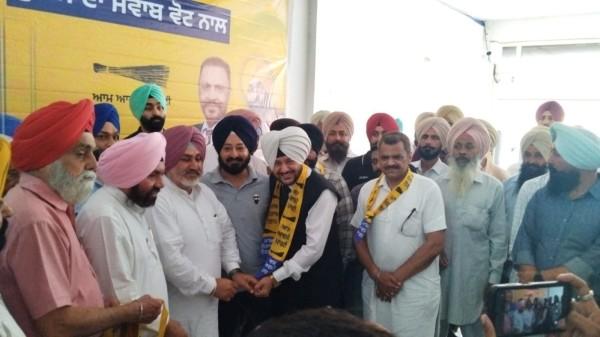 ਅੱਜ ਆਪ ਪਾਰਟੀ ਦੇ ਹੋਏ ਸ੍ਰੀ ਰਾਜਿੰਦਰ ਪਾਲ ਆਨੰਦ ਸਾਬਕਾ ਡੀਐਸਪੀ,ਐਡਵੋਕੇਟ ,ਸੂਬਾ ਪ੍ਰਧਾਨ ਪੰਜਾਬ ਪੁਲਿਸ ਵੈਲਫੇਅਰ ਐਸੋਸੀਏਸ਼ਨ ਪੰਜਾਬ ,23 ਜਿਲਿਆਂ ਦੇ ਜਿਲਾ ਪ੍ਰਧਾਨਾਂ ਸਮੇਤ ਹੋਏ ਆਪ ਪਾਰਟੀ ਵਿੱਚ ਸ਼ਾਮਿਲ ।